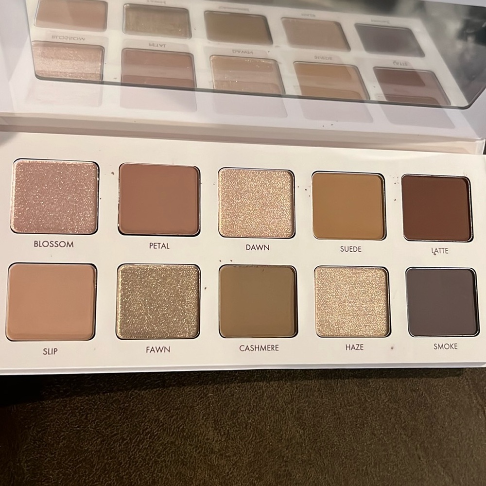 Eyeshadow palette ( In Neutral)